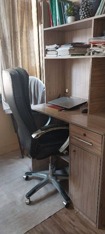 WORKSTATION WITH CHAIR 2