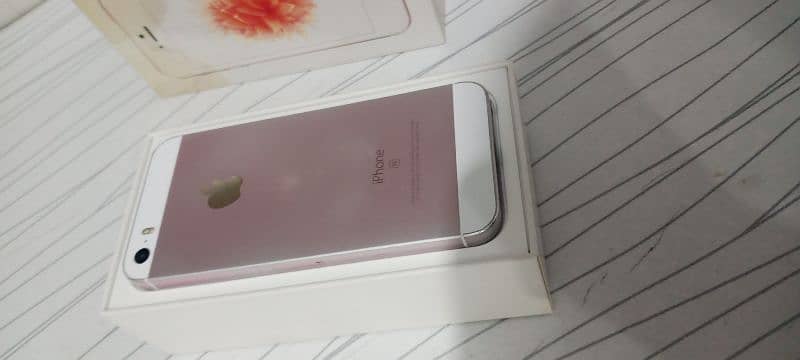 Apple IPHONE SE 2016 (1st generation) 1