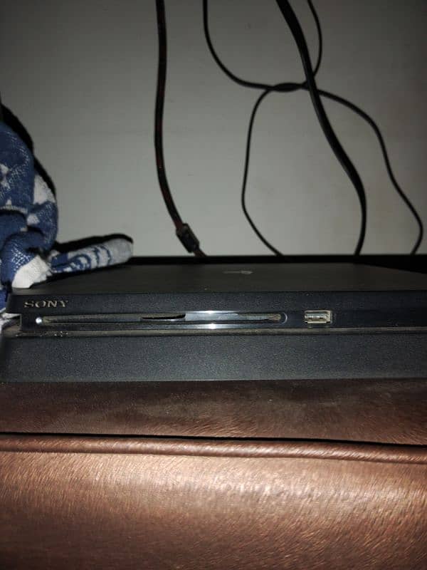 PS4 SLIM 10/10 condition 1