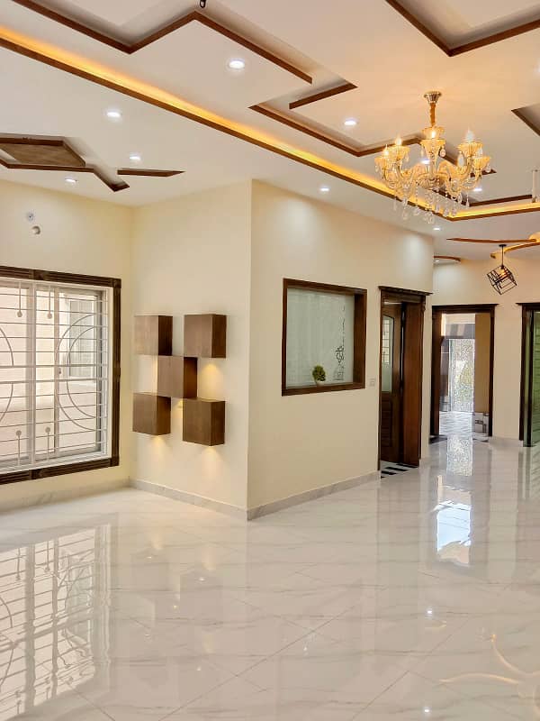 10 Marla Brand New First Entry House For Sale Near Wapda Town Gulshan-E-Lahore Main 65 Feet Road. 3