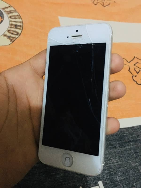 iphone 5s pta approvd 10/8 condition 4