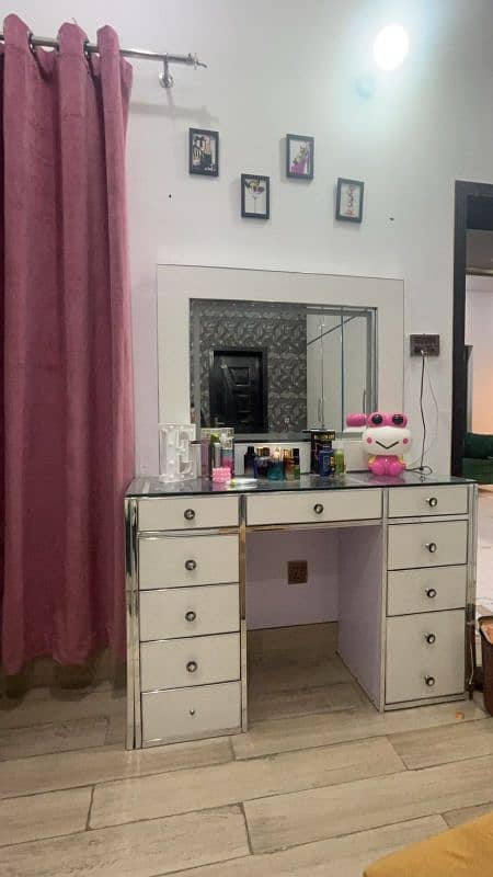 long mirror and vanity for sale, best condition like new 4