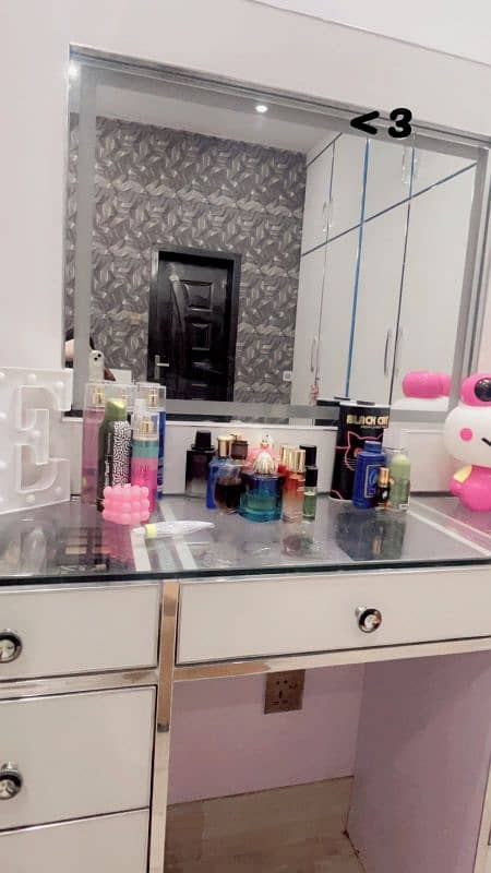 long mirror and vanity for sale, best condition like new 6