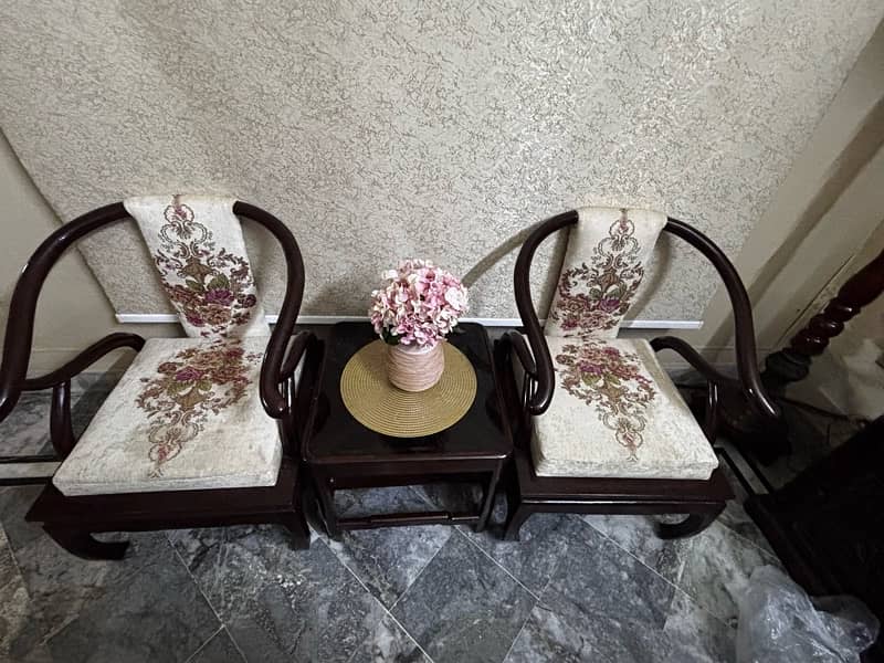 Chairs and table for sale 0