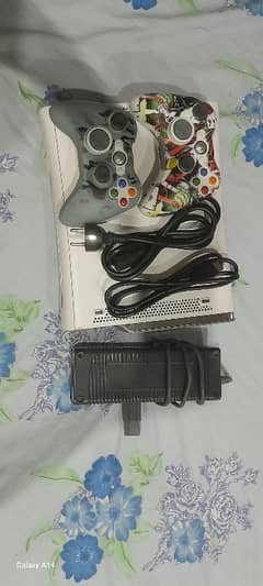 XBOX 360 USED 10/10 CONDITION AND 57 GAMES WITH 2 CONTROLLER AND SKINS