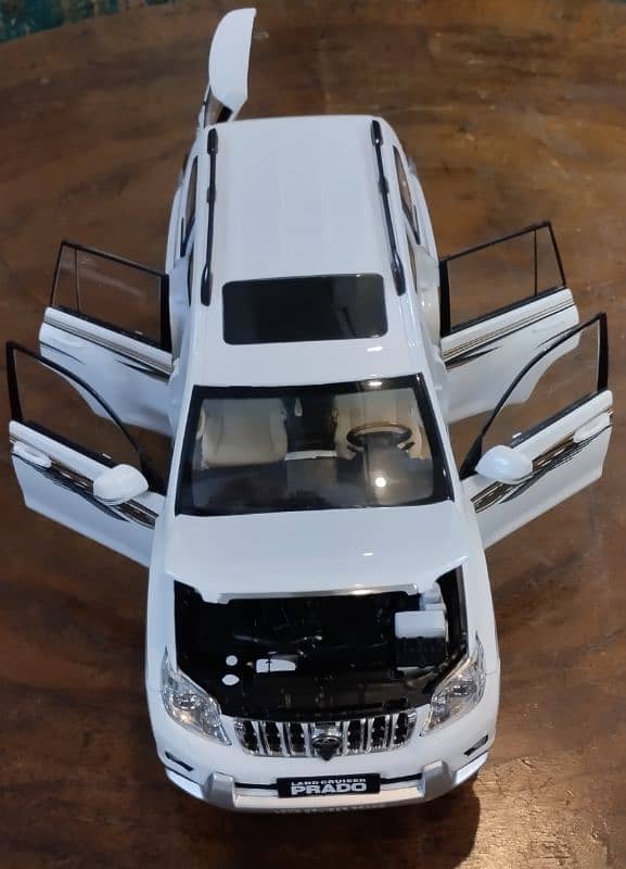 2010 Toyota Parado with white stripes Model 1/18 6