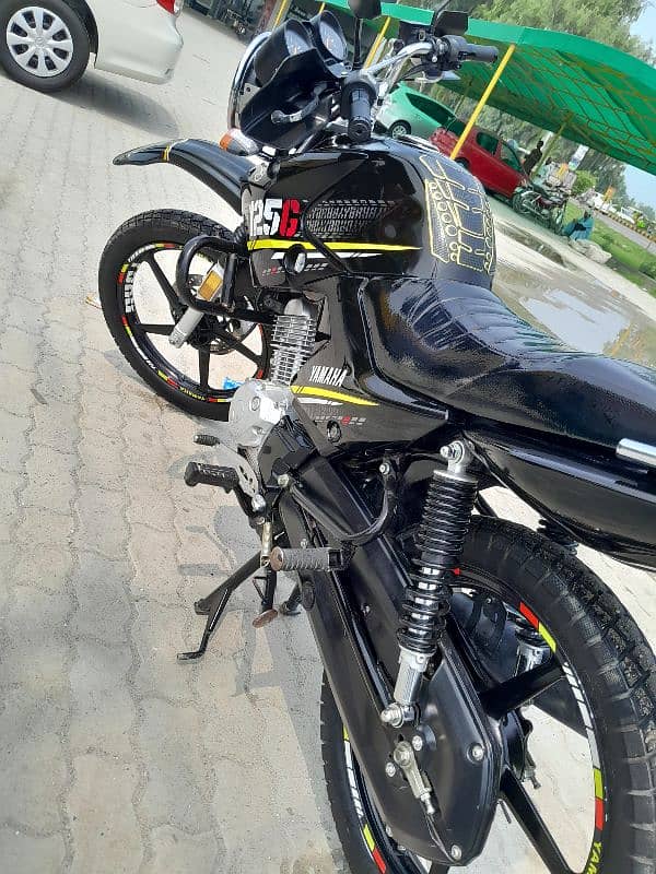 yamaha ybr  G  2023 kpk registerd  showroom condition 4