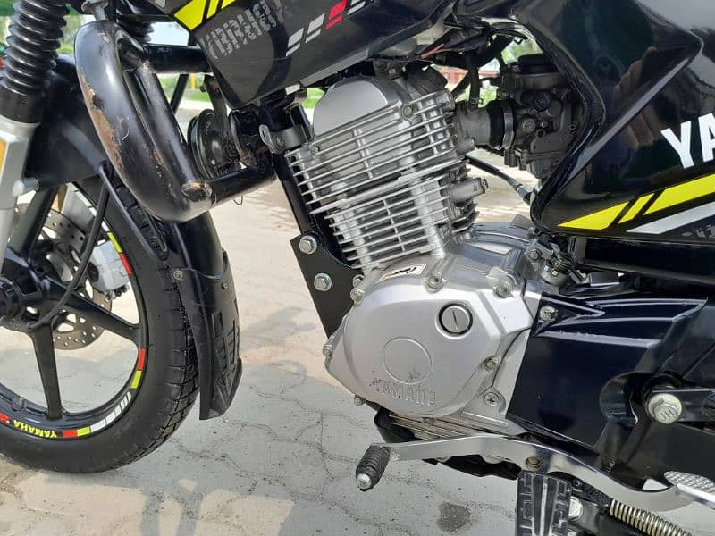 yamaha ybr  G  2023 kpk registerd  showroom condition 7