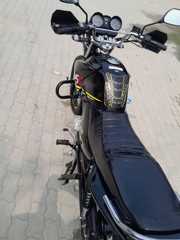 yamaha ybr  G  2023 kpk registerd  showroom condition 9