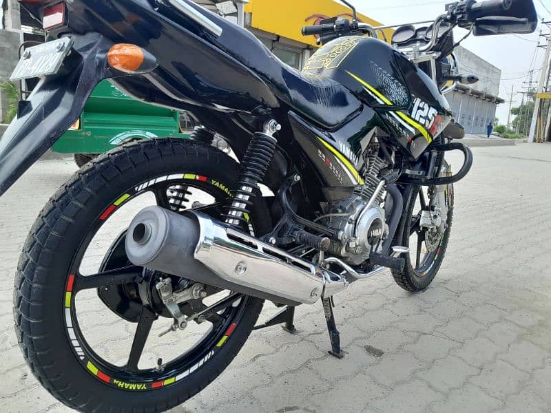 yamaha ybr  G  2023 kpk registerd  showroom condition 13