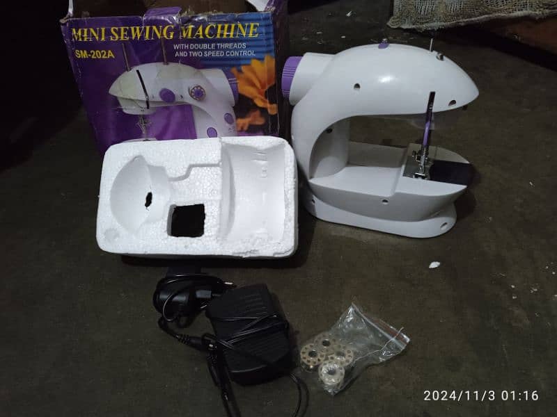 mini sewing machine 3