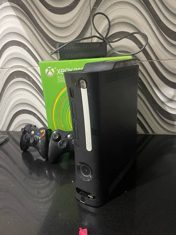 Xbox 360 with 2 wireless controllers n box 0