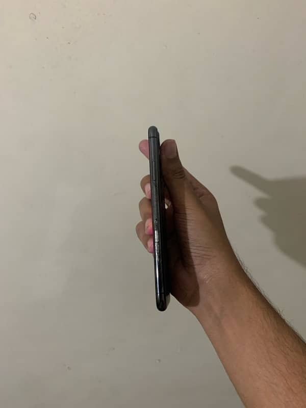 Iphone 11 pro max 64 Non PTA 4