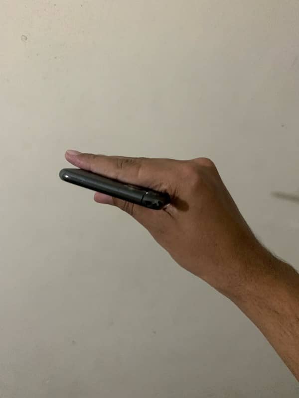 Iphone 11 pro max 64 Non PTA 5