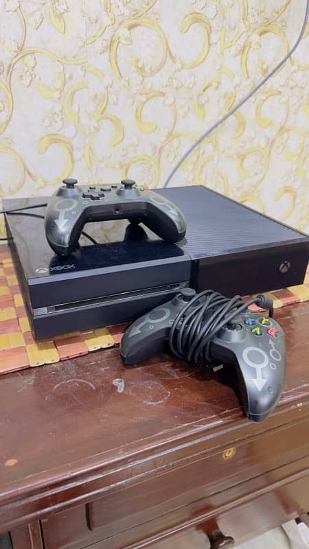 Xbox one 500GB hard 2 controllers 1