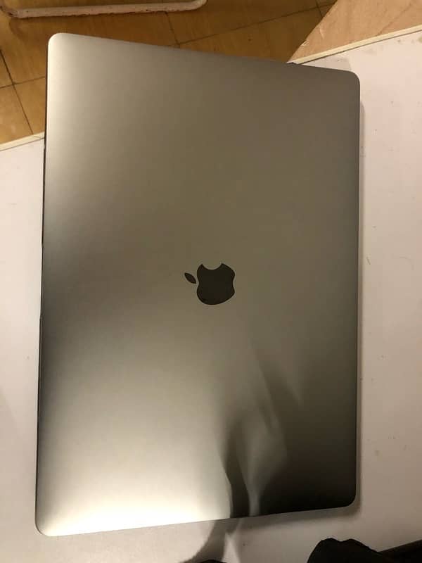 Macbook Pro 2017 15 inch 1 tb ssd 4 gb amd radeon gpu i7 processor 2