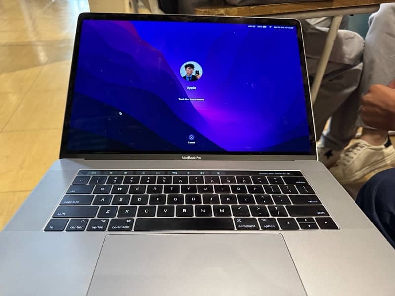 Macbook Pro 2017 15 inch 1 tb ssd 4 gb amd radeon gpu i7 processor 11