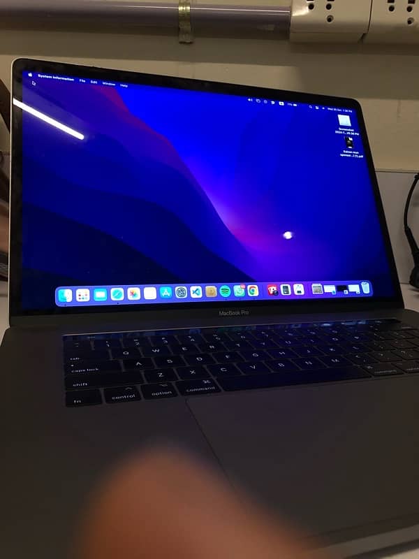 Macbook Pro 2017 15 inch 1 tb ssd 4 gb amd radeon gpu i7 processor 13