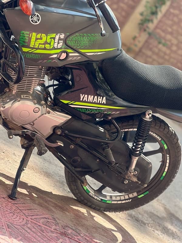 YAMAHA YBR G MET GREEN 2023 1