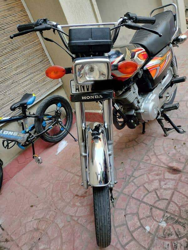 honda 125 oct 2022 just 11000km driven 1