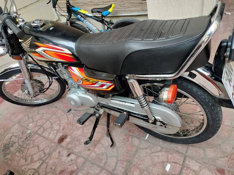 honda 125 oct 2022 just 11000km driven 10