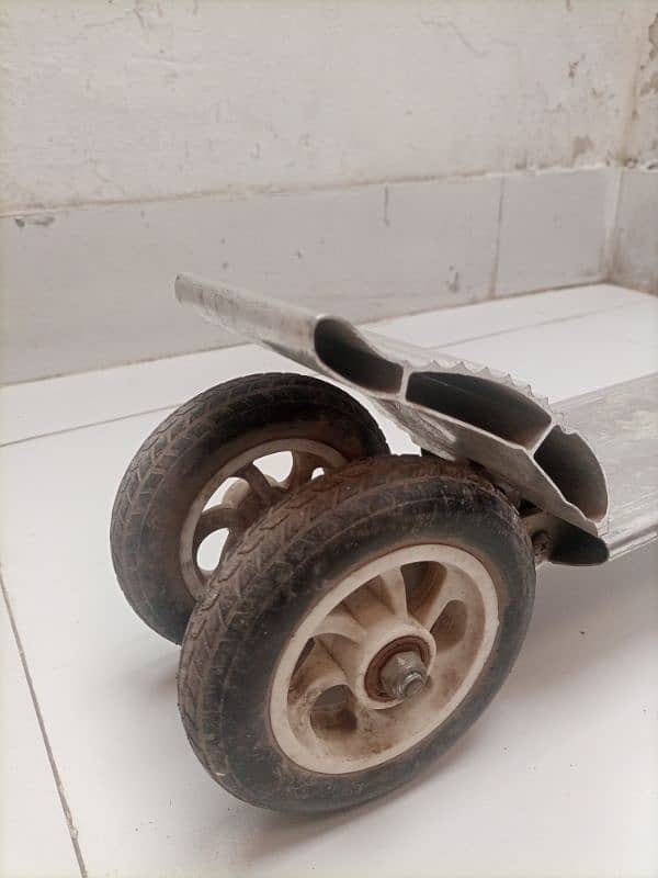 Scooty 3 wheels for sale 1