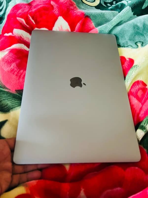 MacBook Pro 2017 Core i7 15 inch spece grey with touch bar 3