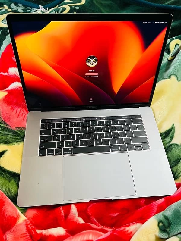 MacBook Pro 2017 Core i7 15 inch spece grey with touch bar 4