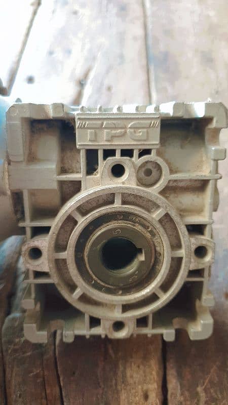 Three Phase Lwo RPM Gear Motor 4