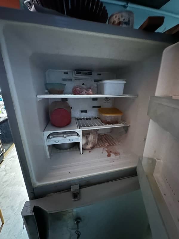 selling my Hitachi brand fridge in used condition 1