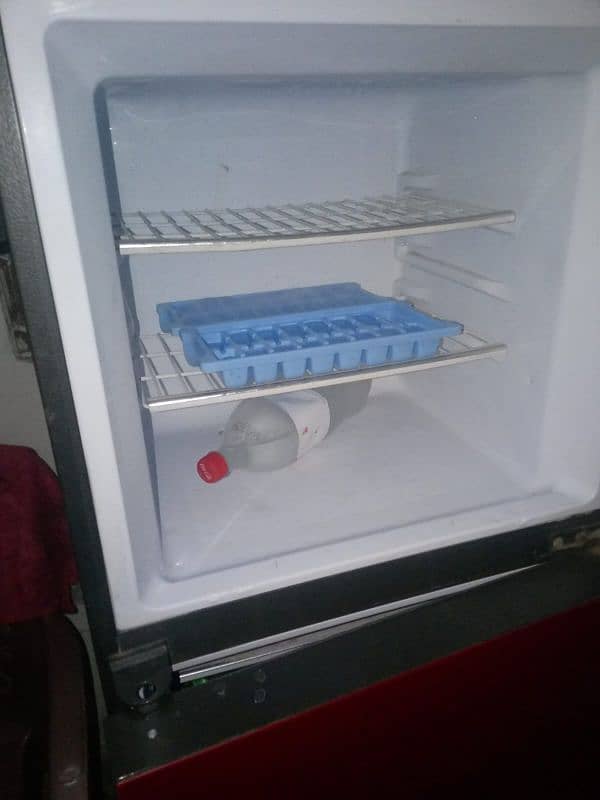 fridge medium size only use 1 year 3