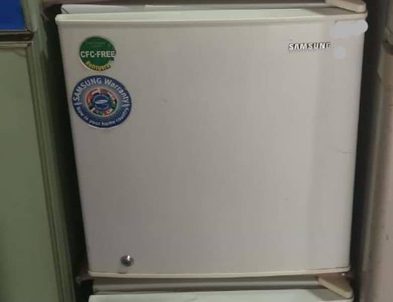 Samsung mini fridge 0