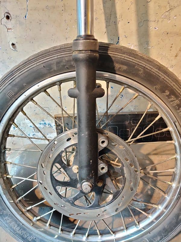 Suzuki Gs 150 SE shocks and disc brake spoke wheel 1