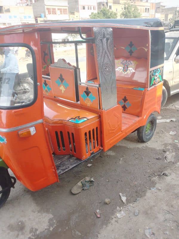 i am selling auto rickshaw 6 seater good condition 3