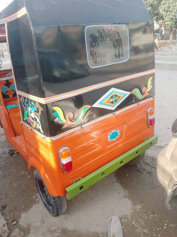 i am selling auto rickshaw 6 seater good condition 7