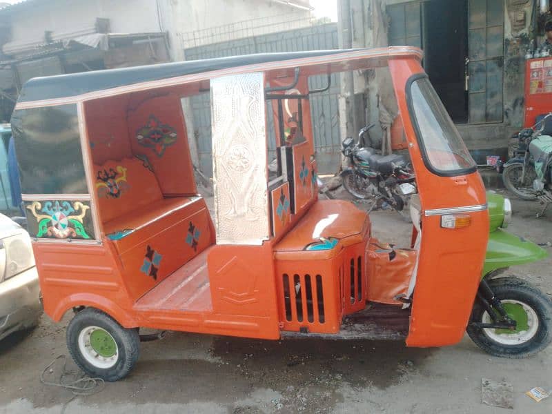 i am selling auto rickshaw 6 seater good condition 8