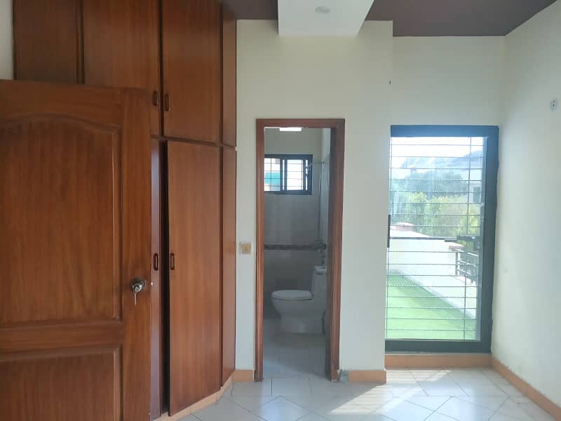 8 MARLA USED HOUSE FOR SALE L1 BLOCK VALACIA TOWN LAHORE. 22