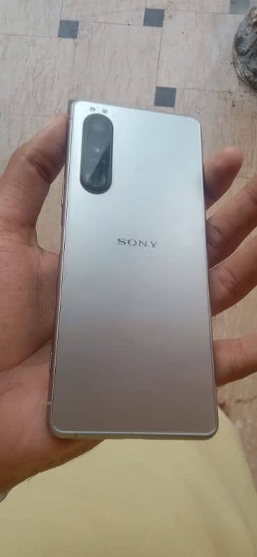 only exchange Sony Experia 5 mark 3 natural titanium.  pta 8 128 0