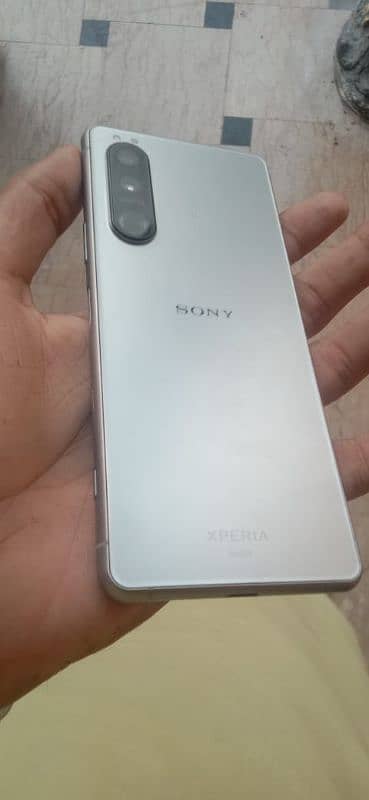 only exchange Sony Experia 5 mark 3 natural titanium.  pta 8 128 1