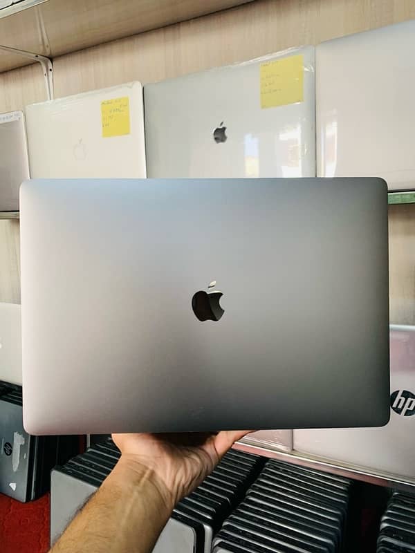 Mackbook pro 2019 i9 32Rm 512ssd 4Gb card 15inch screen 4