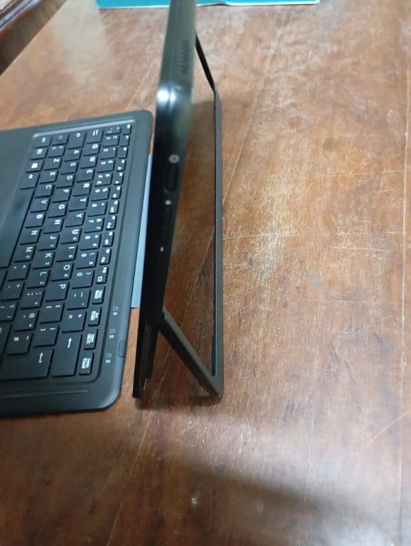 fujitsu Laptop with touch screen and detachable keyboard 4