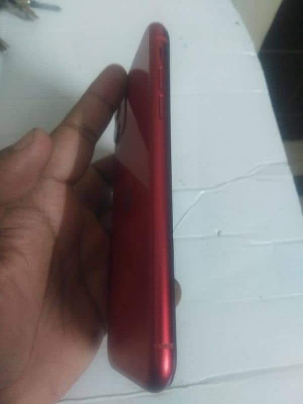 iPhone 11 Factory Unlocked 64GB RED (03111238080) 4