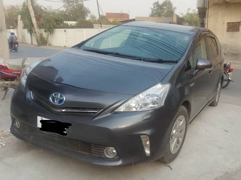 Toyota Prius Alpha 2014 1