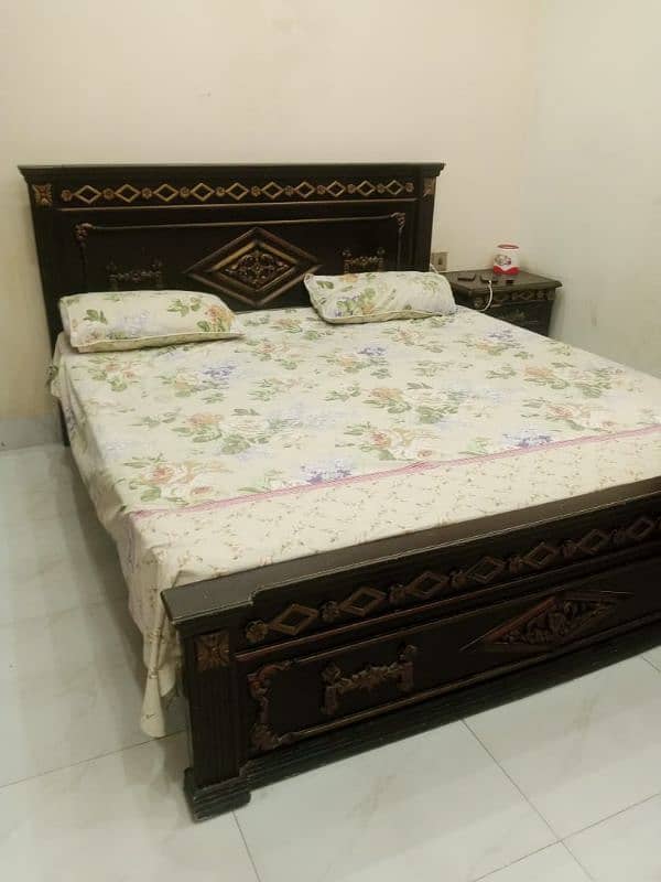 bed with dresser & side tables without mattress 3