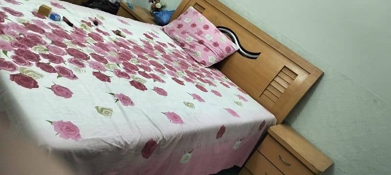 urgent sale Queen bed along with side table and dressing table 2