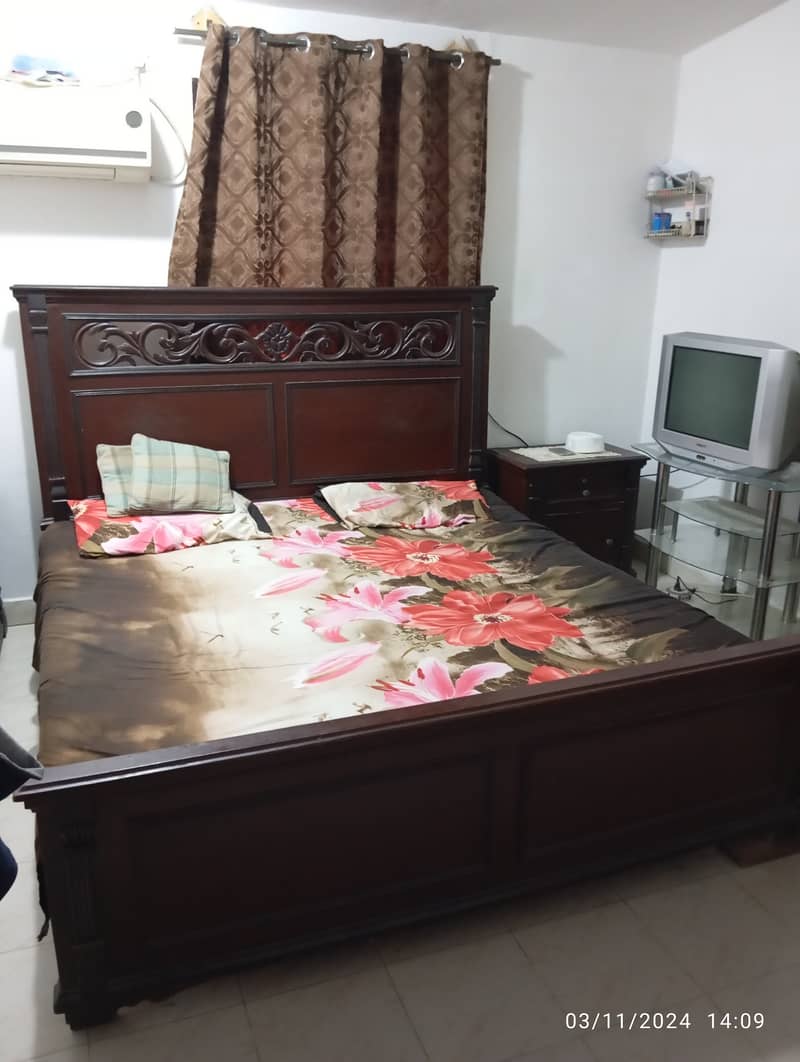 I AM SELLING MY DOUBLE BED WITH TWO SIDE TABLE MATTERS. DRESSING TABLE 0