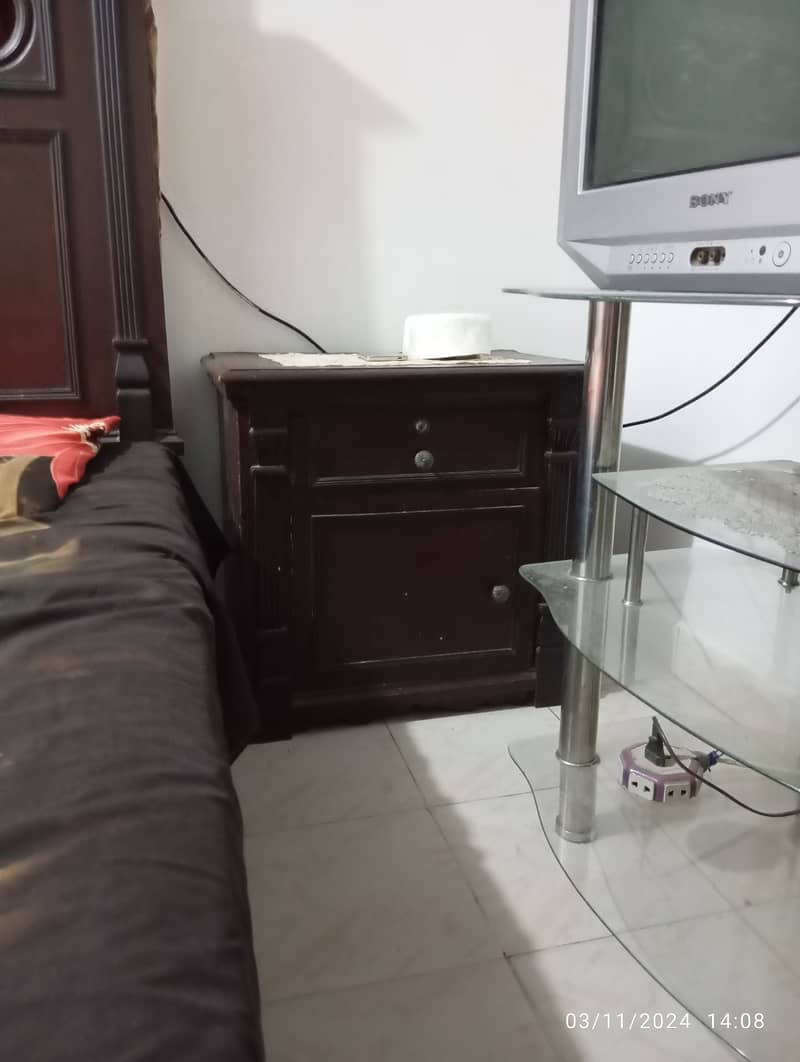 I AM SELLING MY DOUBLE BED WITH TWO SIDE TABLE MATTERS. DRESSING TABLE 4