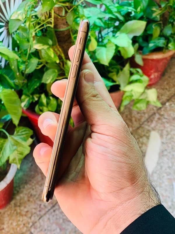 i m selling iphone xsmax pta approved 4