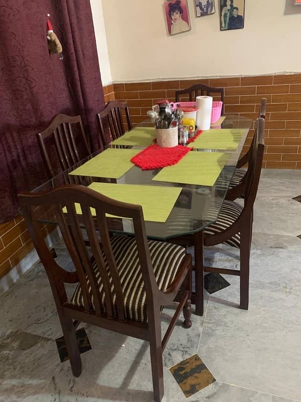 Glass dinning table for 6 in very good condition 0