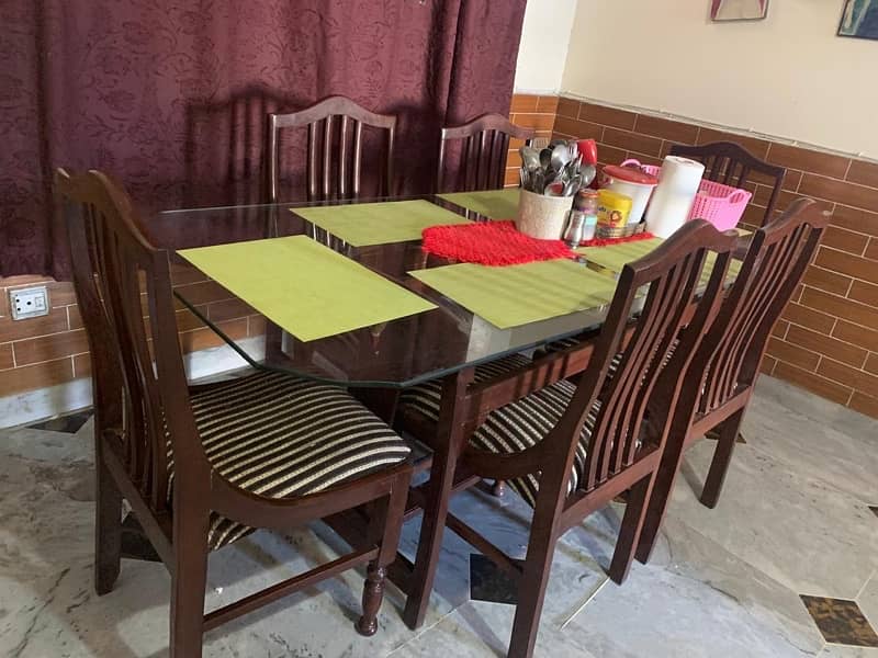 Glass dinning table for 6 in very good condition 1